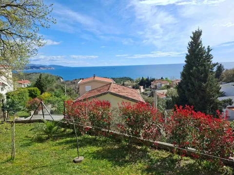 Pogled na more i okolno zelenilo iz dvorišta kuće. - image 6