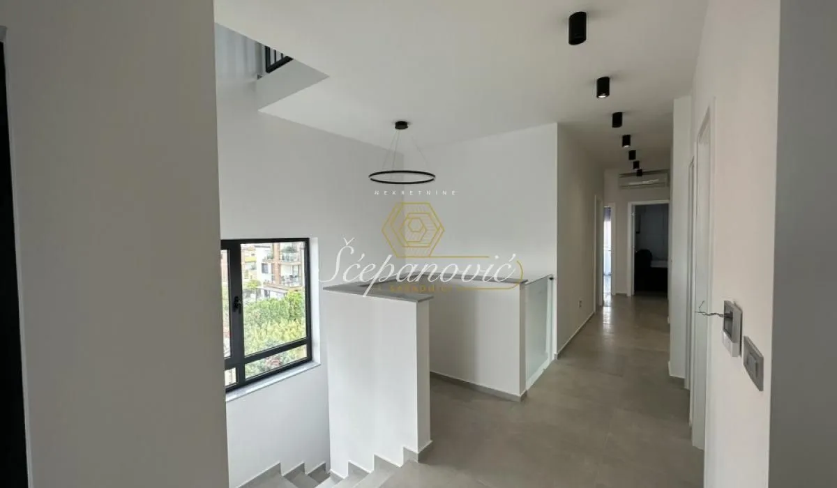 Izdavanje, četvorosoban stan, 164m², Mišeluk, Petrovaradin