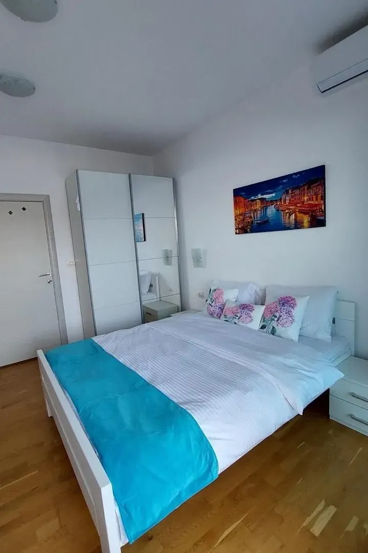 Rent, one bedroom apartment, 45m², Bečići, Budva