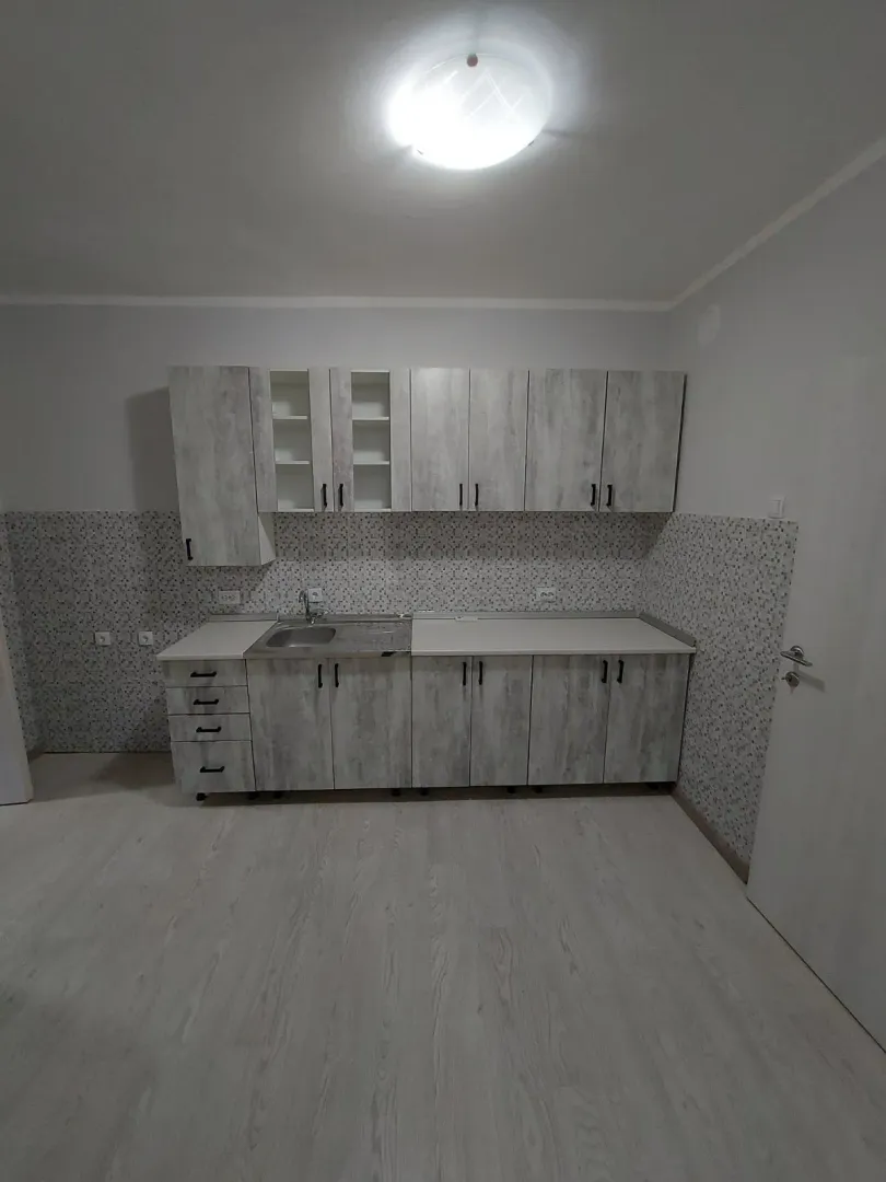 Moderna kuhinja sa svijetlim elementima i ugradnom sudoperom.