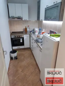Manja opremljena kuhinja sa belim elementima i belom tehnikom. - image 5
