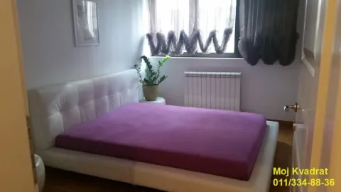 Spavaća soba sa bračnim krevetom i prozorom. - image 4