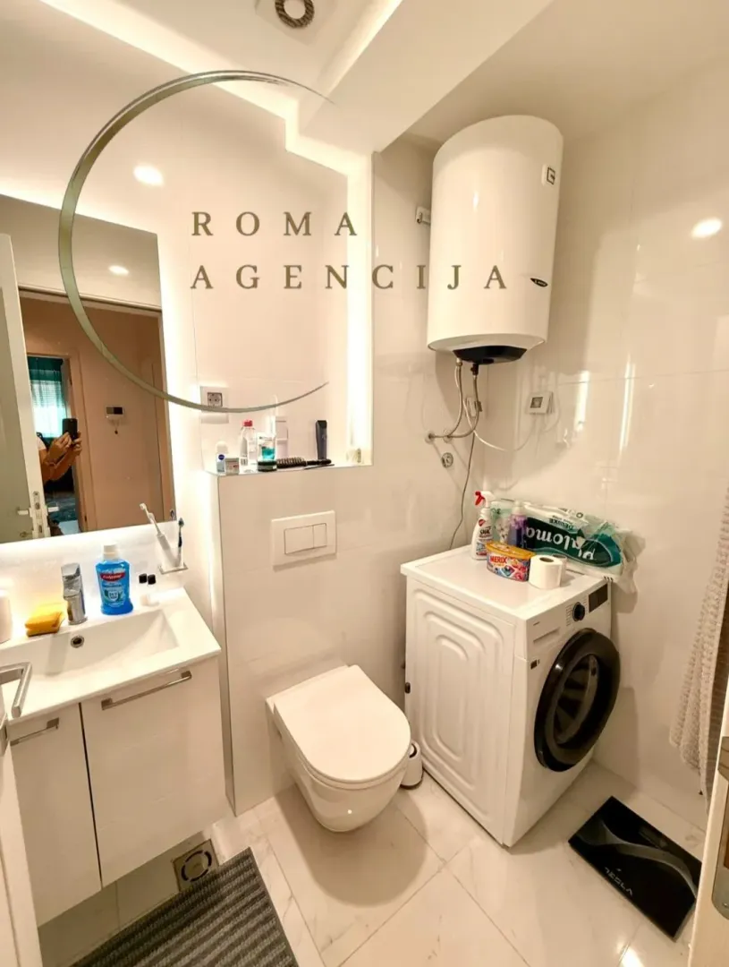 Manje kupatilo sa sanitarijama, veš mašinom i bojlerom.