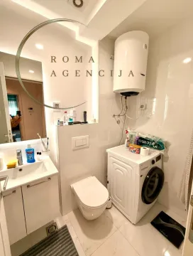 Manje kupatilo sa sanitarijama, veš mašinom i bojlerom. - image 7