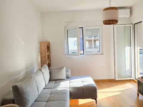 Izdavanje, jednosoban stan, 48m², City Kvart, Podgorica - image 1