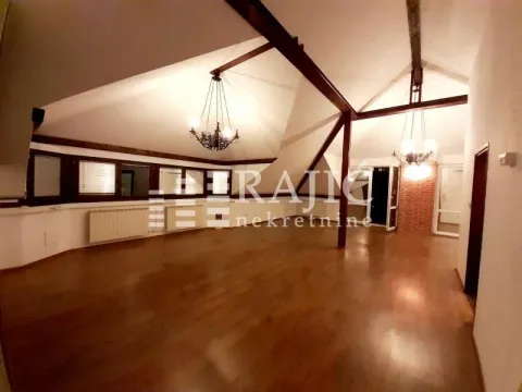 Prostrana potkrovna prostorija sa drvenim podom i gredama. - image 12
