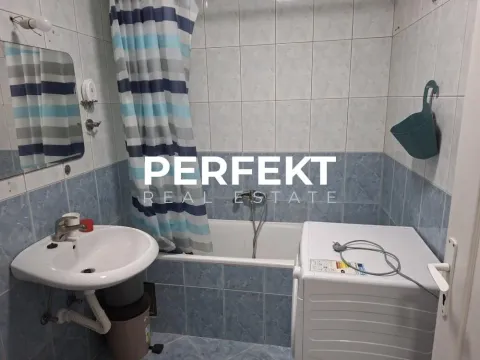Manje kupatilo sa kadom, umivaonikom i veš mašinom. - image 15