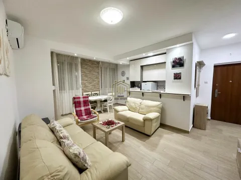 Izdavanje, dvosoban stan, 56m², Centar, Bar