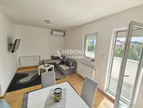 Dnevna soba sa garniturom, TV-om i trpezarijskim stolom, sa izlazom na terasu. - image 3