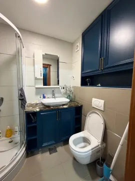 Moderno opremljeno kupatilo sa tuš kabinom, umivaonikom i toaletom. - image 8