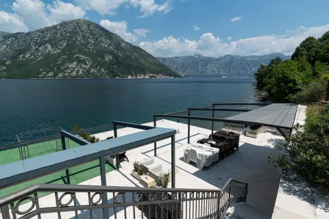 Pogled sa terase na more i planine. - image 6