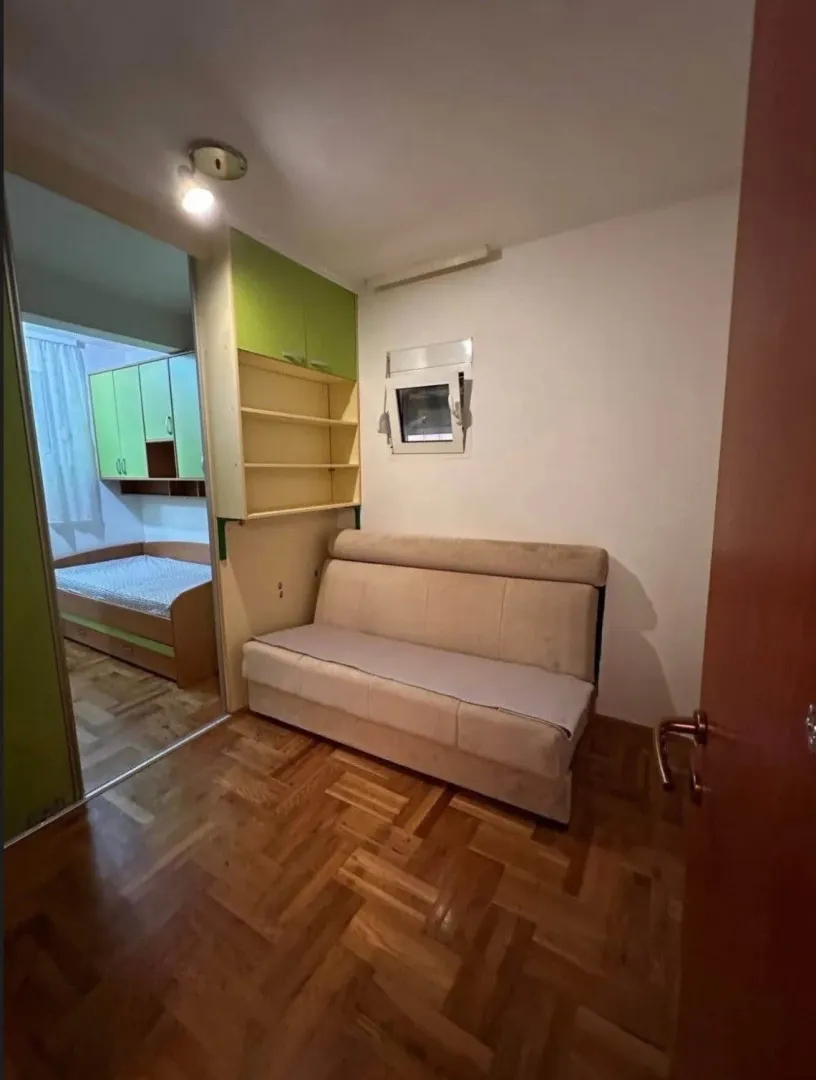 Manja spavaća soba sa krevetom na razvlačenje i pogledom na susjednu prostoriju.