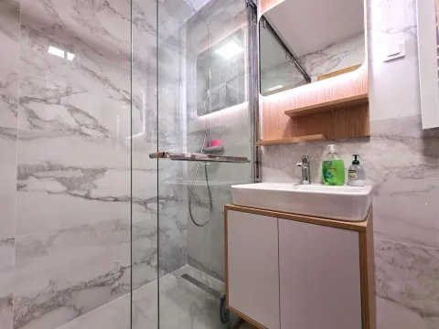 Moderno uređeno kupatilo sa mermernim pločicama, umivaonikom i tuš kabinom. - image 11