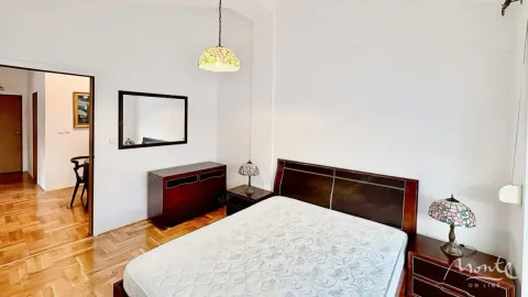 Namještena spavaća soba sa bračnim krevetom, noćnim stočićima i komodom. - image 24