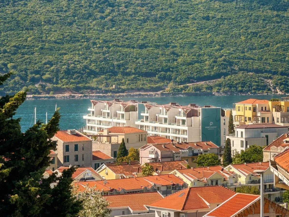 Pogled na more i okolne objekte sa terase.