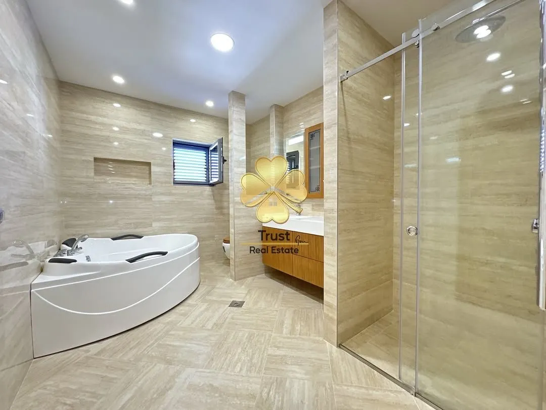 Prodaja, kuća, 320m², Zlatica, Podgorica