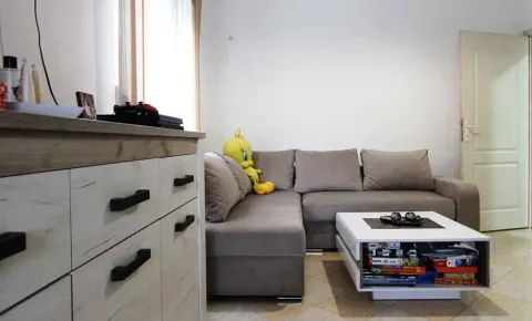 Dnevna soba sa ugaonom garniturom, komodom i stočićem. - image 13