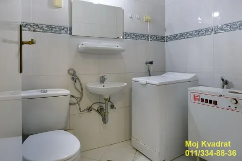 Kupatilo opremljeno sanitarijama i veš mašinom. - image 14