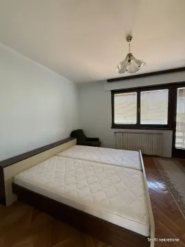 Spavaća soba sa bračnim krevetom, foteljom i prozorom. - image 13