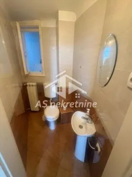 Manje kupatilo obloženo keramičkim pločicama sa umivaonikom i WC šoljom. - image 10