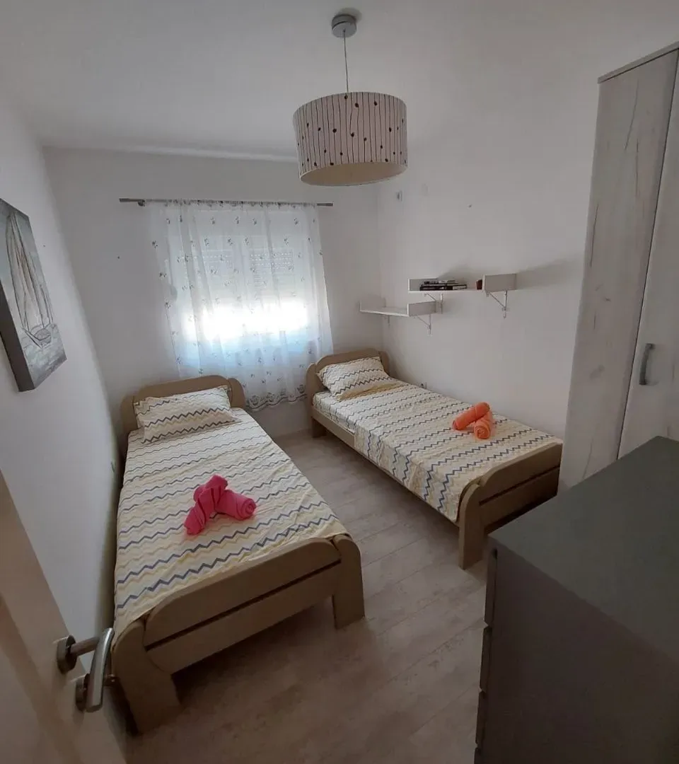 Izdavanje, dvosoban stan, 60m², Tivat, Crna Gora