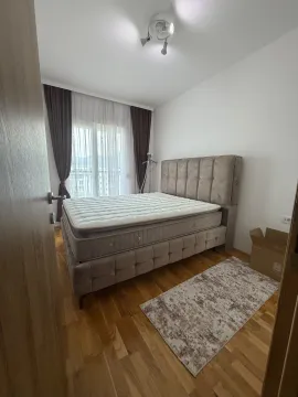 Namještena spavaća soba sa bračnim krevetom. - image 3