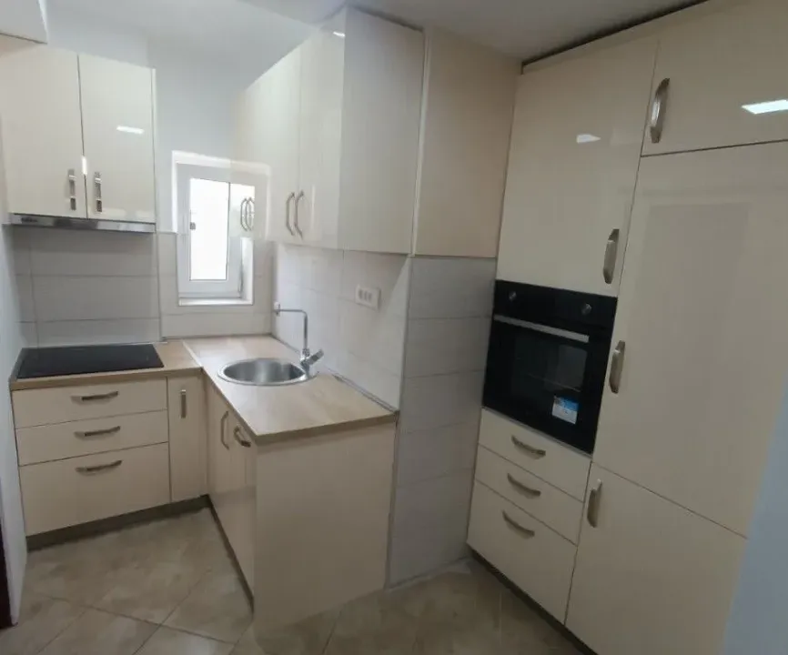 Izdavanje, dvosoban stan, 60m², Centar, Podgorica