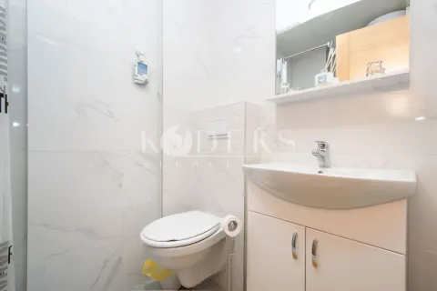 Kupatilo sa umivaonikom, WC šoljom i ogledalom sa policom. - image 8