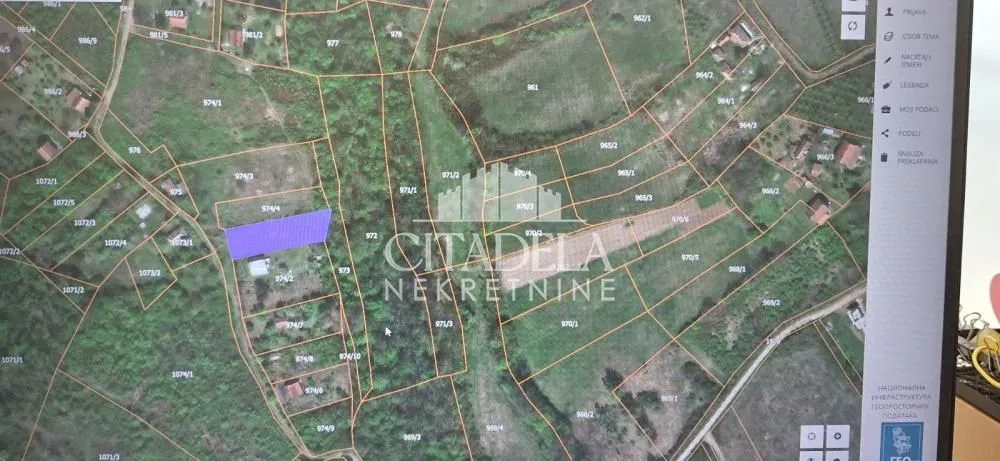 Katastarski plan prikazuje lokaciju zemljišta sa ucrtanim granicama parcela.