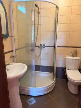 Manje kupatilo sa tuš kabinom, umivaonikom i WC šoljom. - image 9