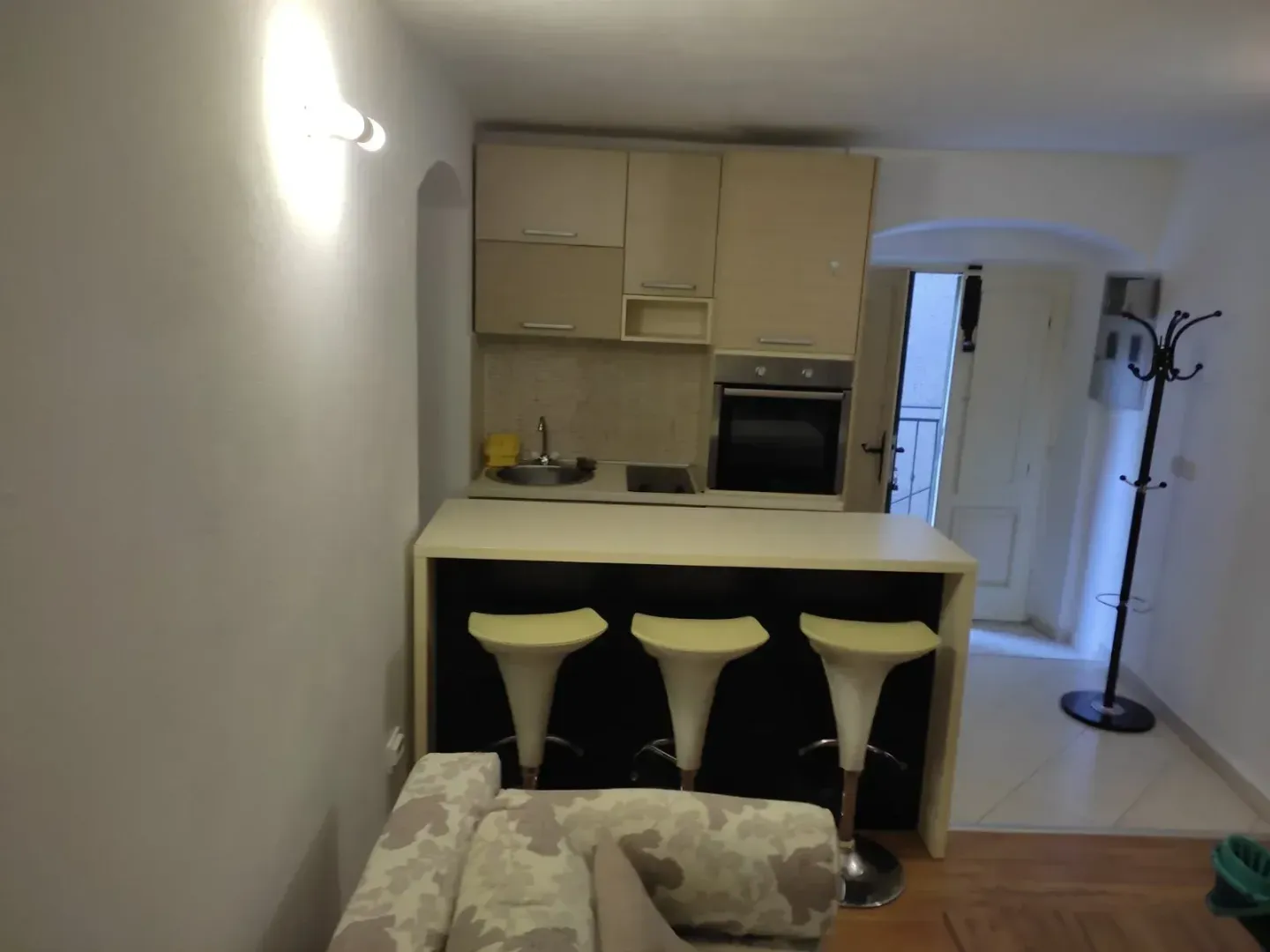 Izdavanje, jednosoban stan, 32m², Kotor, Crna Gora
