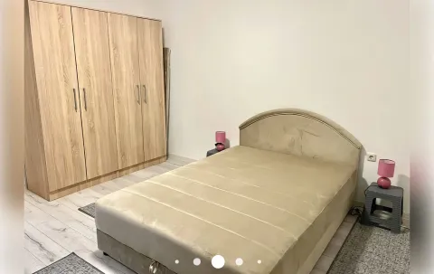 Namještena spavaća soba sa bračnim krevetom, garderoberom i noćnim stočićima. - image 3