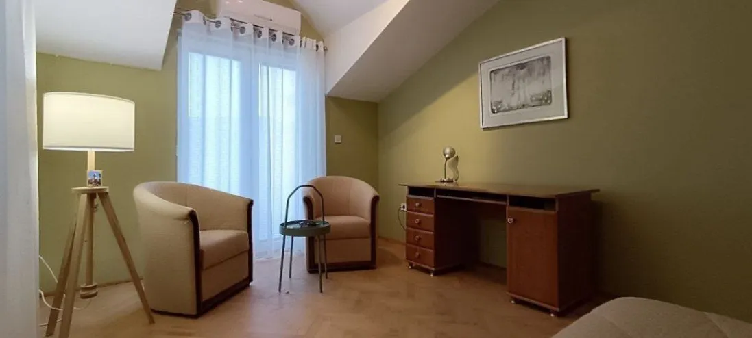 Izdavanje, trosoban stan, 130m², Centar, Herceg Novi