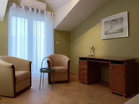 Izdavanje, trosoban stan, 130m², Centar, Herceg Novi - image 1