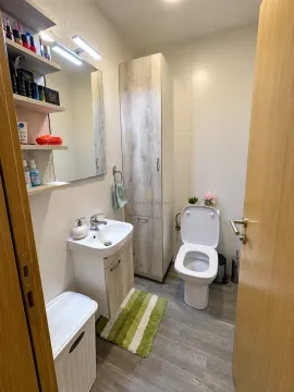 Kupatilo sa umivaonikom, ogledalom, wc šoljom i visokim ormarićem. - image 10