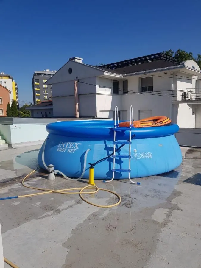 Izdavanje, četvorosoban stan, 160m², Galenika, Beograd