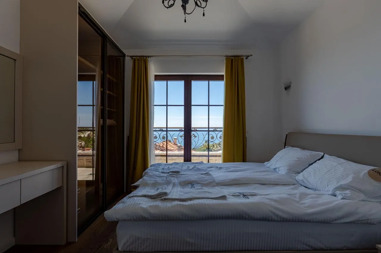 Daily-rent, three bedroom apartment, 160m², Blizikuće, Budva