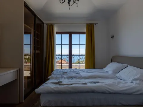Daily-rent, three bedroom apartment, 160m², Blizikuće, Budva - image 5