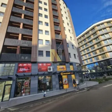 Pogled na spoljašnjost stambene zgrade sa poslovnim prostorima u prizemlju. - image 16