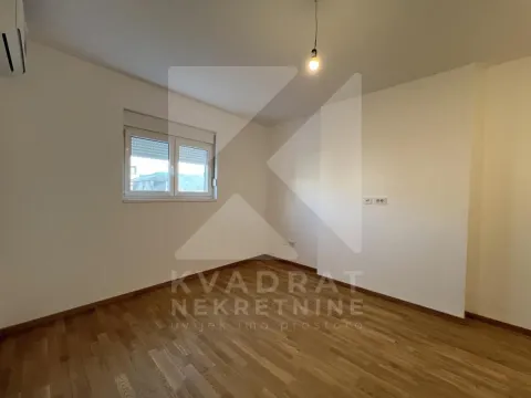 Prazna soba sa parketom i bijelim zidovima. - image 18