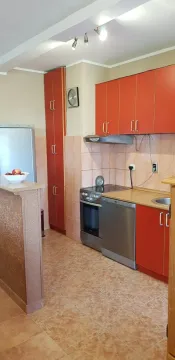 Kuhinja sa narandžastim elementima. - image 13