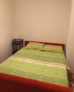 Spavaća soba sa bračnim krevetom i noćnim stočićem. - image 8