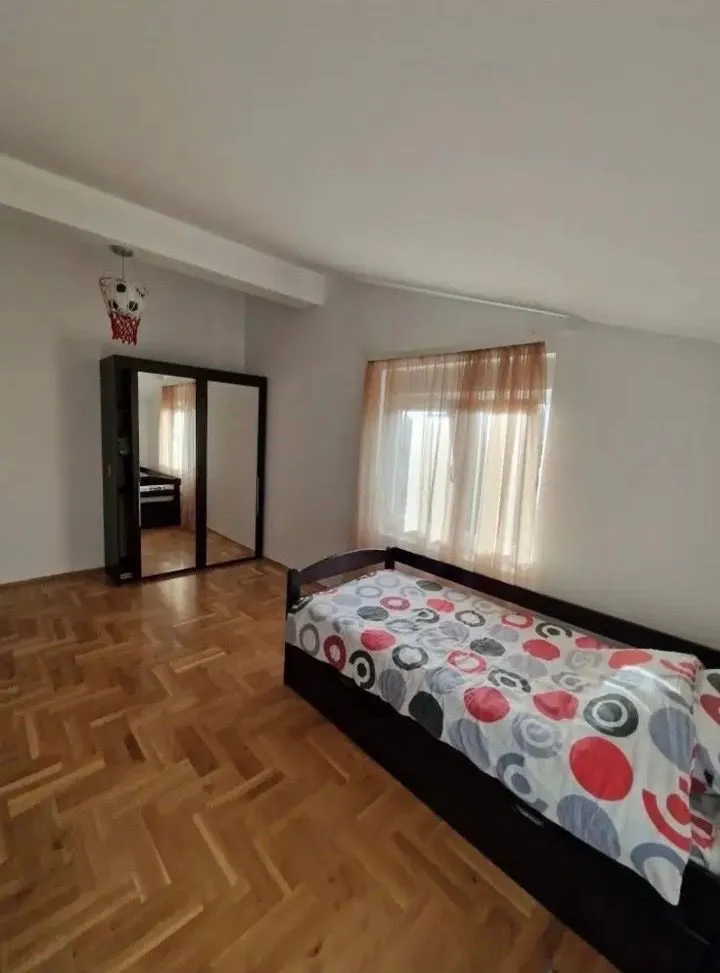 Izdavanje, dvosoban stan, 115m², Tološi, Podgorica