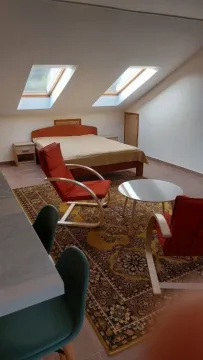 Potkrovlje sa bračnim krevetom, krovnim prozorima i kutkom za sjedenje. - image 2