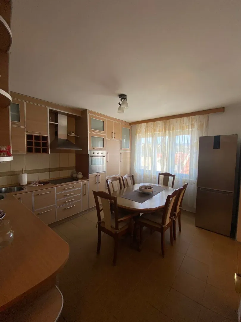 Izdavanje, dvosoban stan, 90m², Tološi, Podgorica