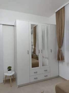 Veliki bijeli garderober sa ogledalima u spavaćoj sobi. - image 4