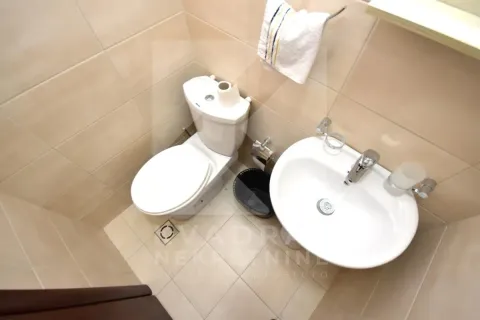 Manje kupatilo sa wc šoljom i umivaonikom obloženo keramičkim pločicama. - image 13