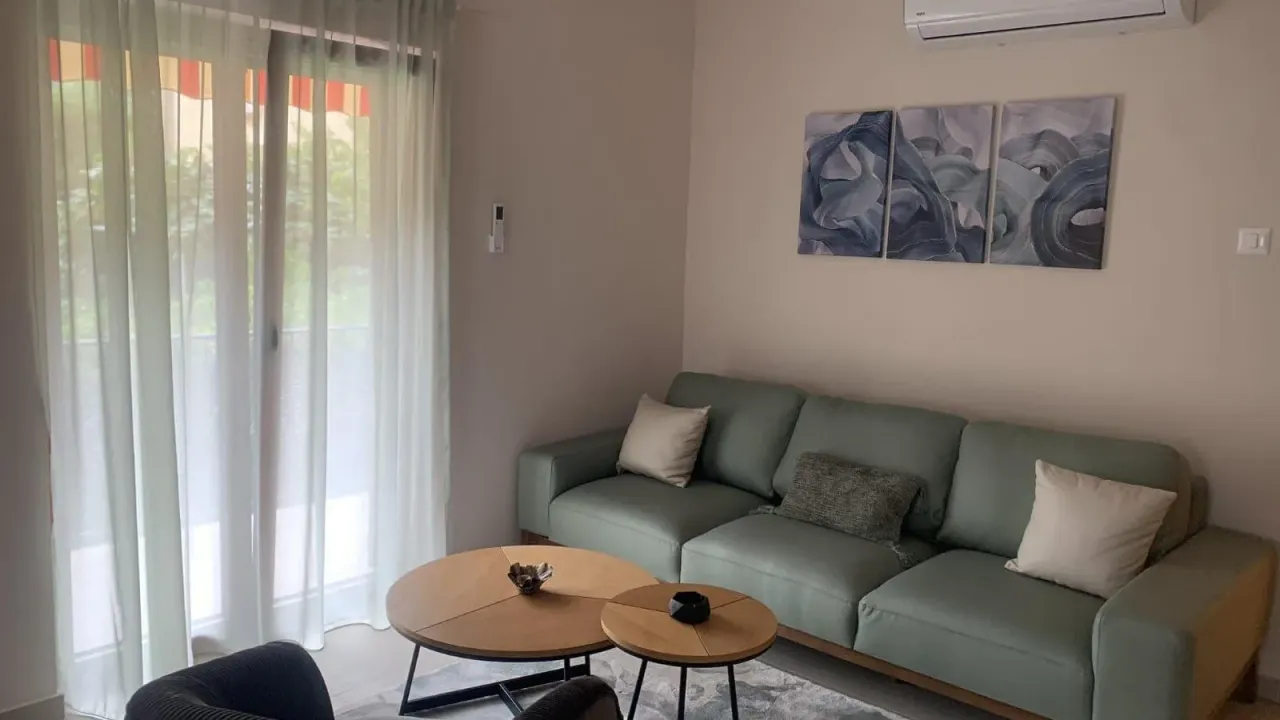Izdavanje, dvosoban stan, 70m², Dobrota, Kotor