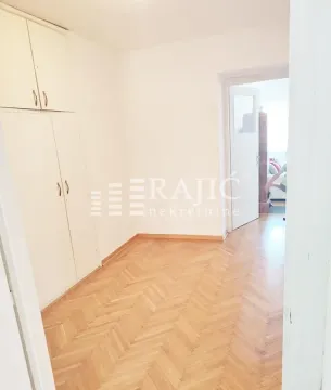 Empty room with a built-in wardrobe and parquet flooring. - image 15