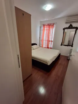 Spavaća soba sa bračnim krevetom, garderoberom i ogledalom na zidu. - image 8